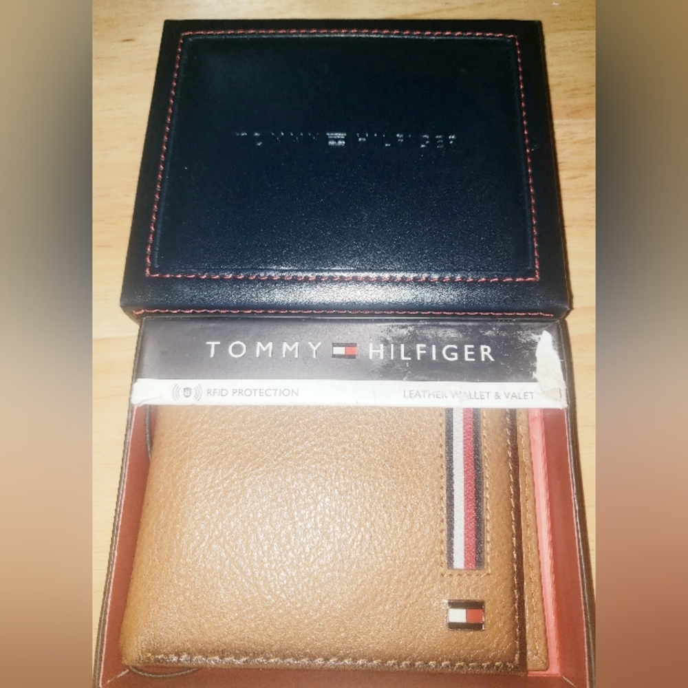Tommy Hilfiger Tan Leather Wallet with Signature Stripe & Bonus Valet NIB